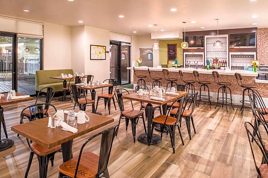 Holiday Inn and Suites Dallas-Addison By IHG