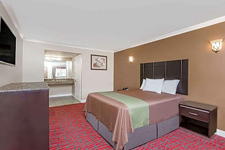 1 King Bed Non-Smoking