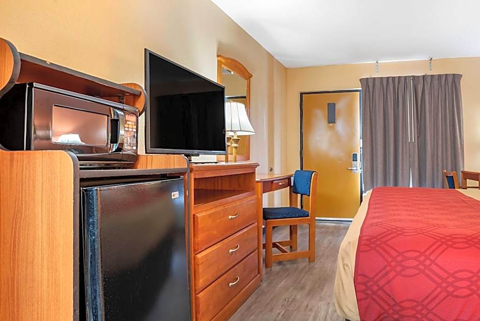Econo Lodge Inn & Suites Evergreen