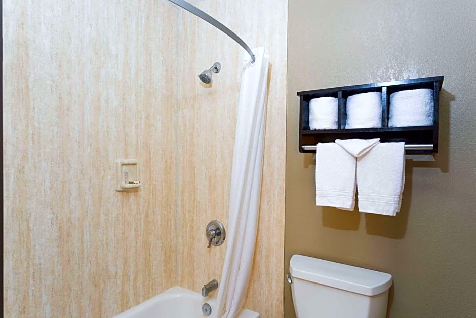 Howard Johnson by Wyndham National City/San Diego South