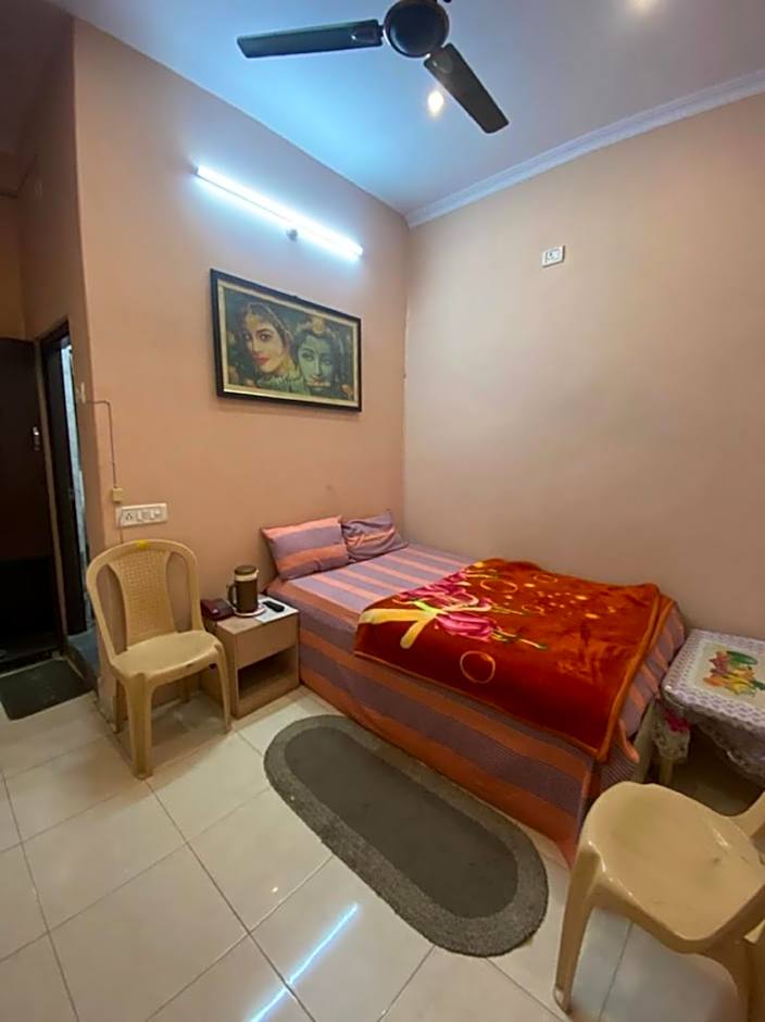 Goroomgo D S Stay Varanasi - 2km From Gadowlia