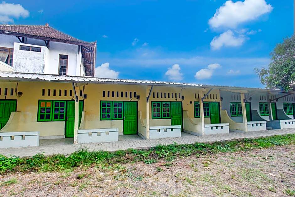 OYO Life 93256 Kos Meninting