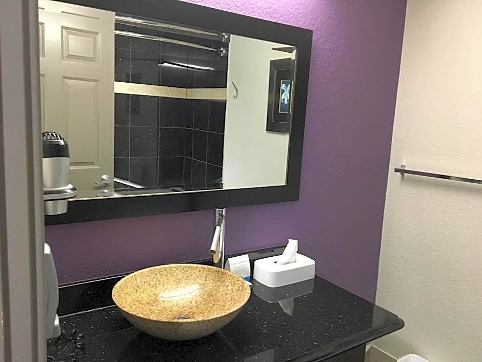 Days Inn & Suites by Wyndham Bonita Springs North Naples