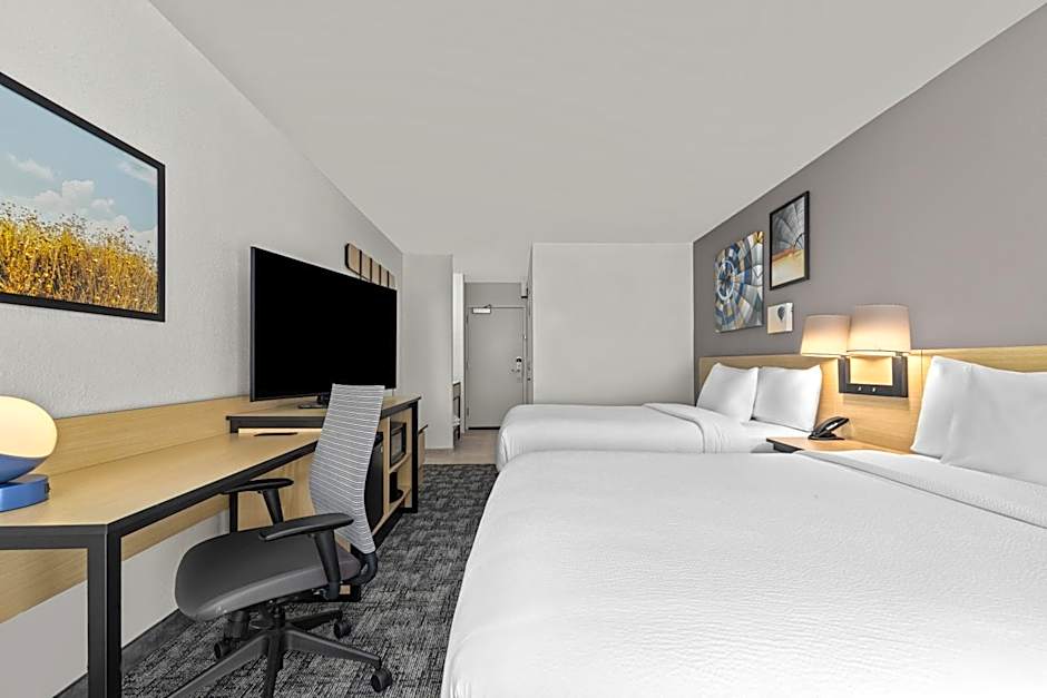 Photo 1 of 4 of Deluxe 2 Queen Beds, Mountain View
