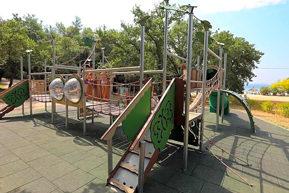 Pine Beach Pakostane Glamping Homes - All Inclusive light