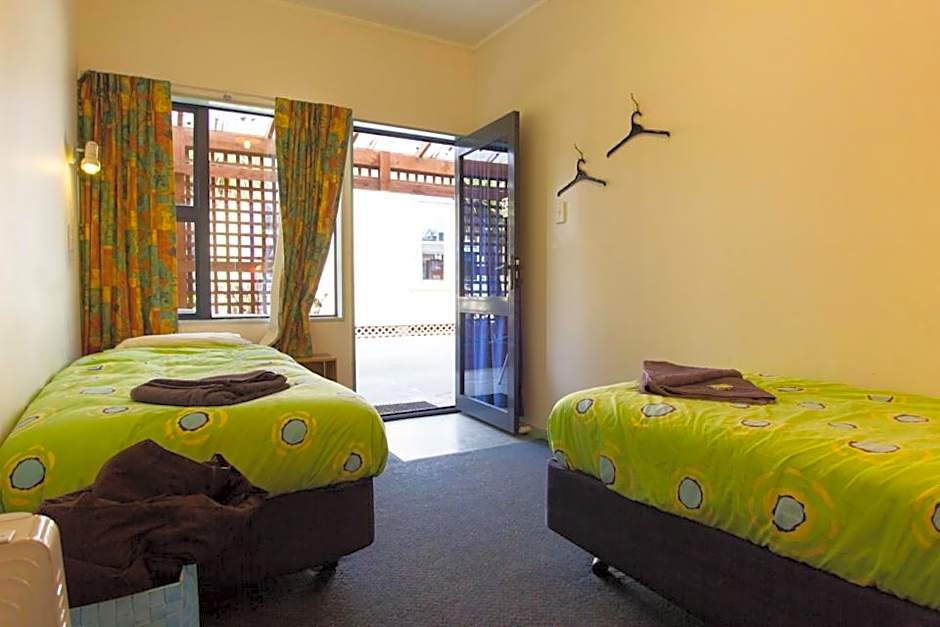 Sequoia Lodge Backpackers