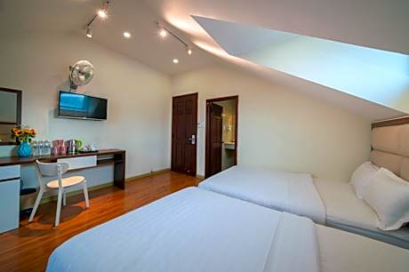 6-Bed Mixed Dormitory Room