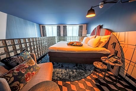 The Royal Loft with City Spa Access
