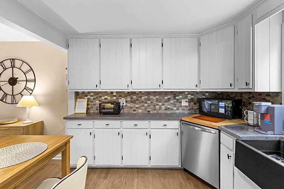 Canandaigua Lake Retreat with view and private beach access, foliage, hike, and Ski
