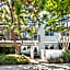 Beverly Grove Chic City Oasis 2 BR Apt with Den 138