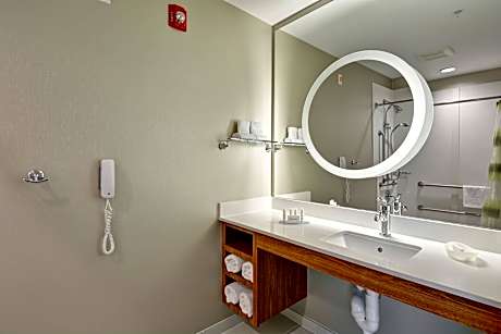 Studio, Multiple Beds (Mobility/Hearing Accessible, Tub) (2 Queen Beds and 1 Double Sofa Bed)