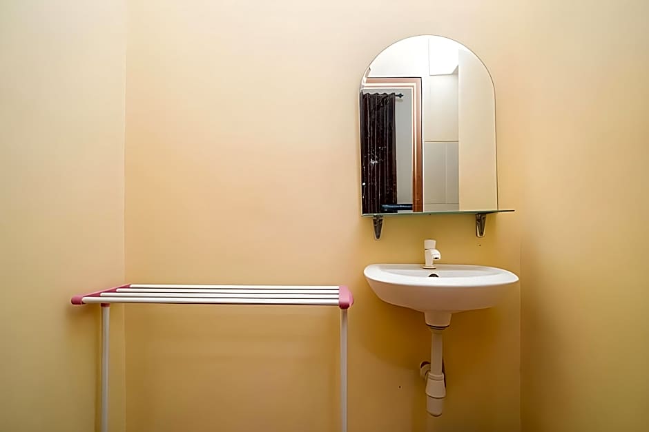 RedDoorz Syariah near Jembatan Merah Plaza