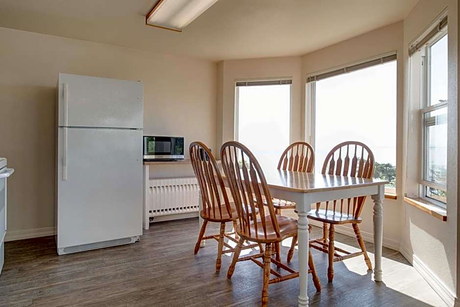 Ester Lee Oceanview Inn