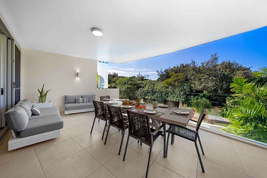 Absolute Beachfront Marcoola - Private Pool - Private Spa Bath - Games