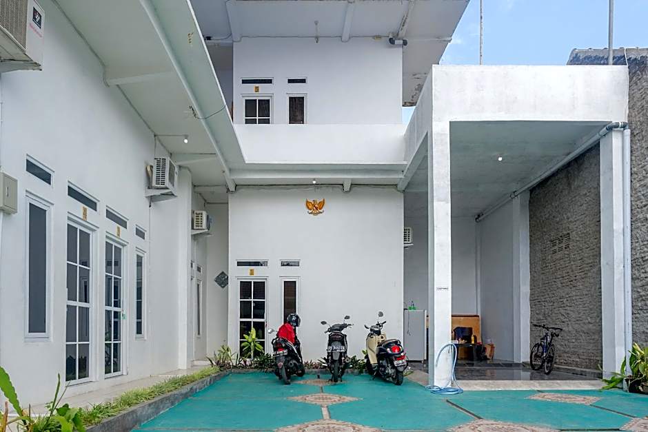 RedDoorz Syariah near Universitas Slamet Riyadi Solo