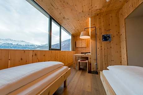 Standard Twin Room with Mountain View