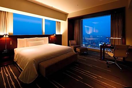 Club Deluxe King, Executive lounge access