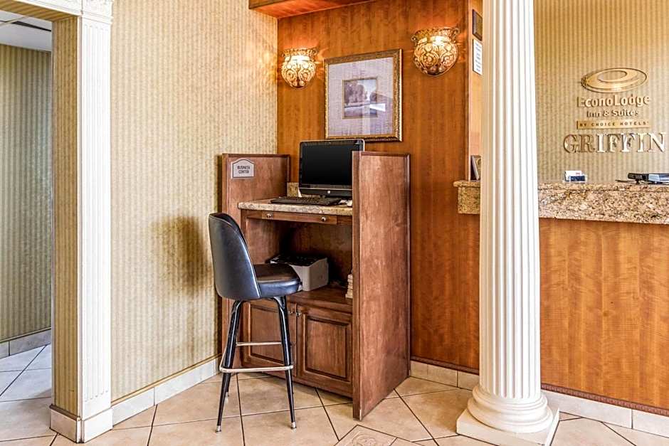 Econo Lodge Inn & Suites