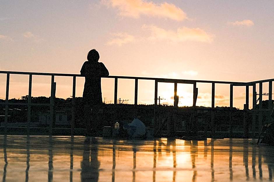 交流型ゲストハウス伊良部ジャーニーインIrabu Joureny INN#毎日みんなで夕食会#ゲストさんは20-30代が中心#海徒歩1分#空港車で5分#本格フィンランドサウナ付き#海と星と夕日が見える屋上あり