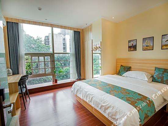 Guangzhou Longcheng Hotel (Chen Clan Temple Metro Station)