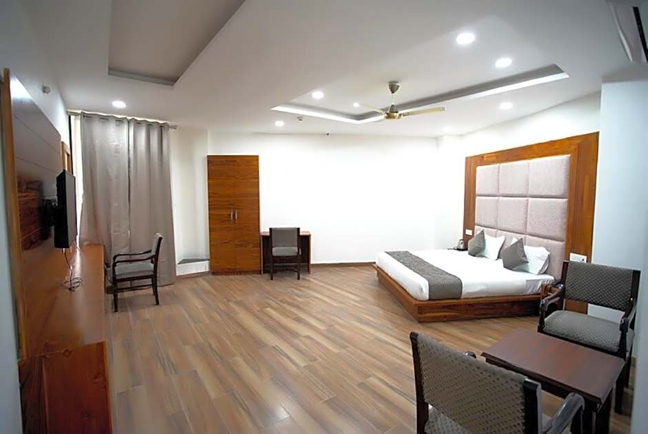 Goroomgo Sunroof Hotel & Banquet Zirakpur