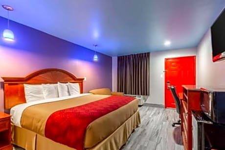1 King Bed, Suite, Nonsmoking