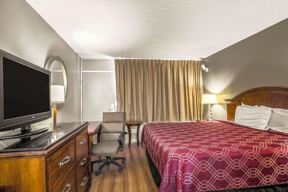 Econo Lodge North