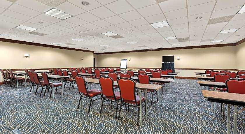 Hotel RL Cleveland Airport West