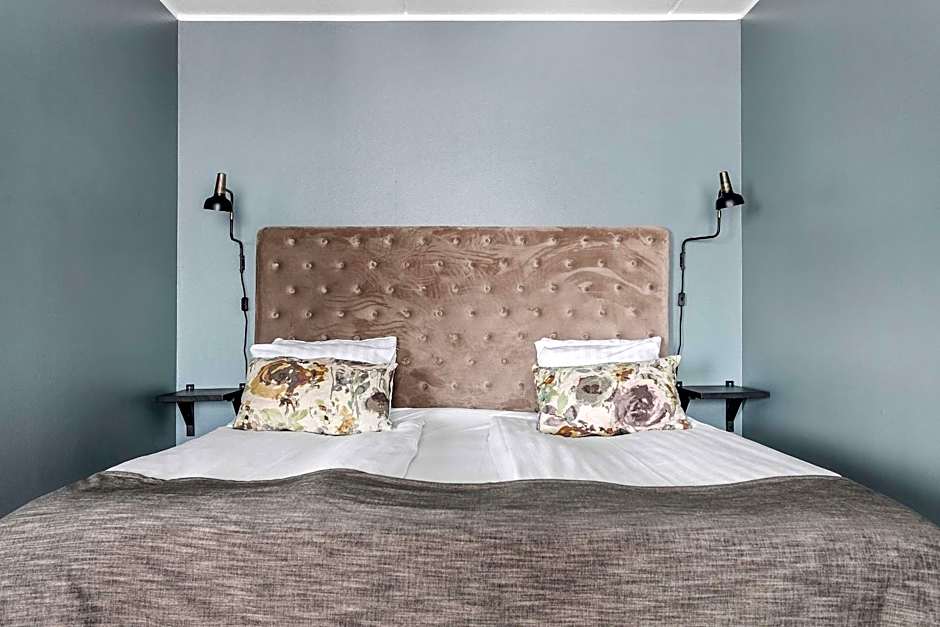 Photo 1 of 4 of Superior 1 King Bed with Sofabed