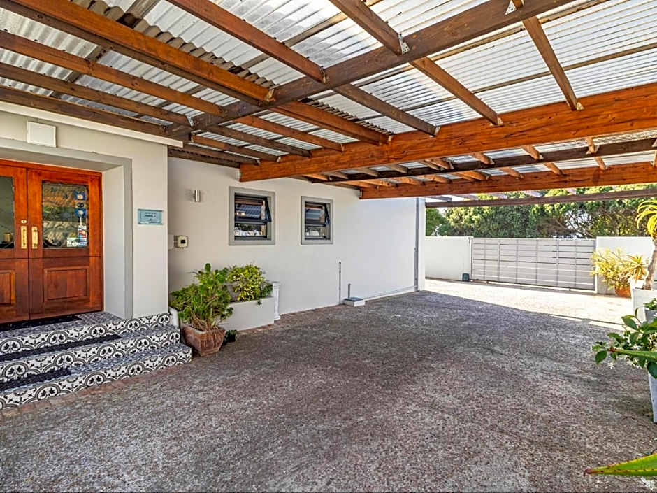 Hermanus Cliff Path Lodge - No Load-shedding