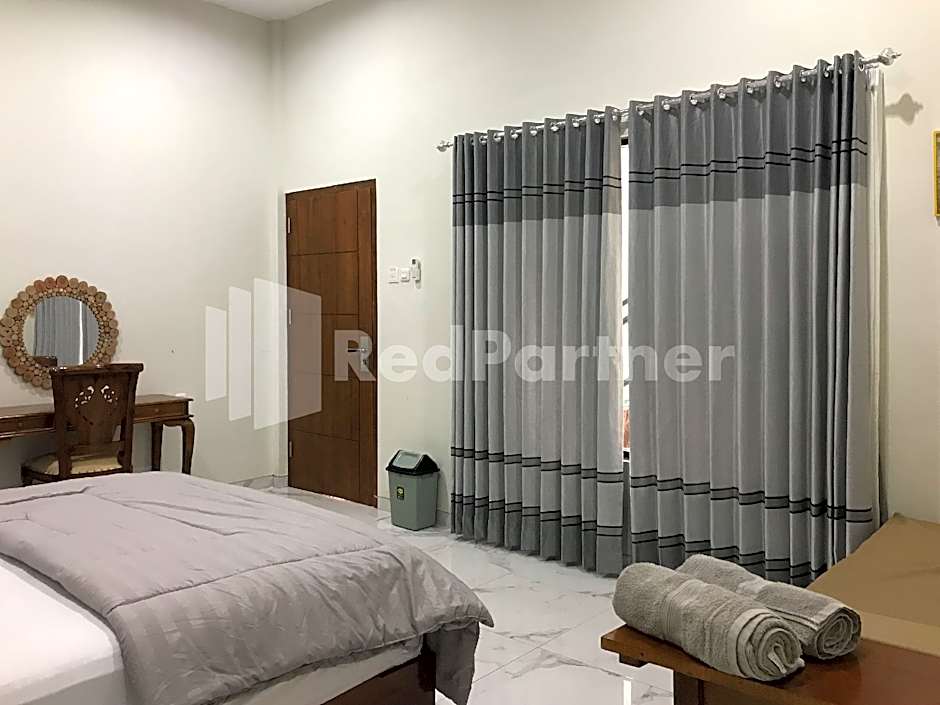 Hotel D88 Mitra RedDoorz near Santera Flower Garden