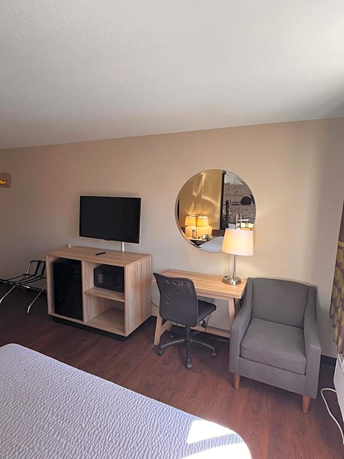 Super 8 by Wyndham Radcliff Ft. Knox Area