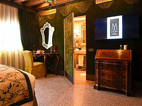 Deluxe Suite With Canal View - 1 King Size Bed