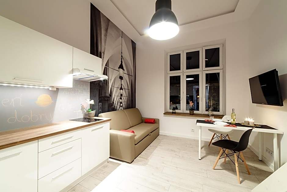 2 Nights Apartments - great location, right next to Main Rail and Bus Station, 10 min to Main Square by foot