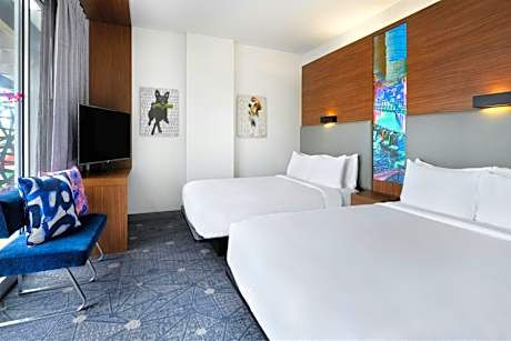 Guest room, 2 Queen, Pool view, Low floor, Poolside