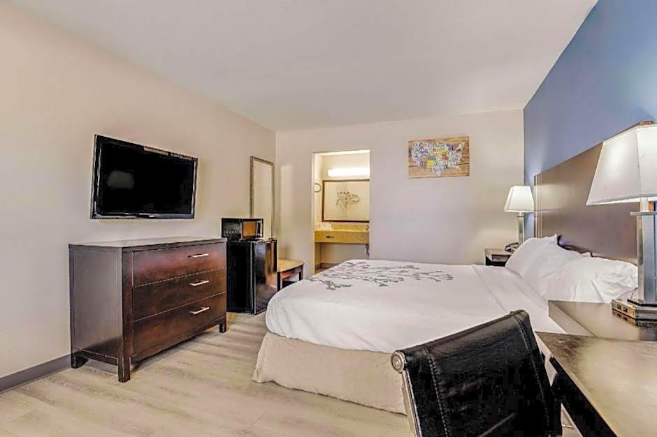 Econo Lodge Inn & Suites