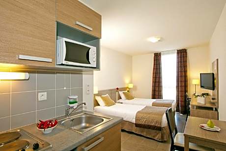 Studio with Twin Beds