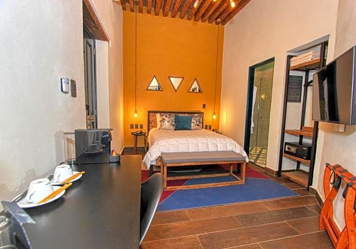 Antigua Trece Hotel Fusión