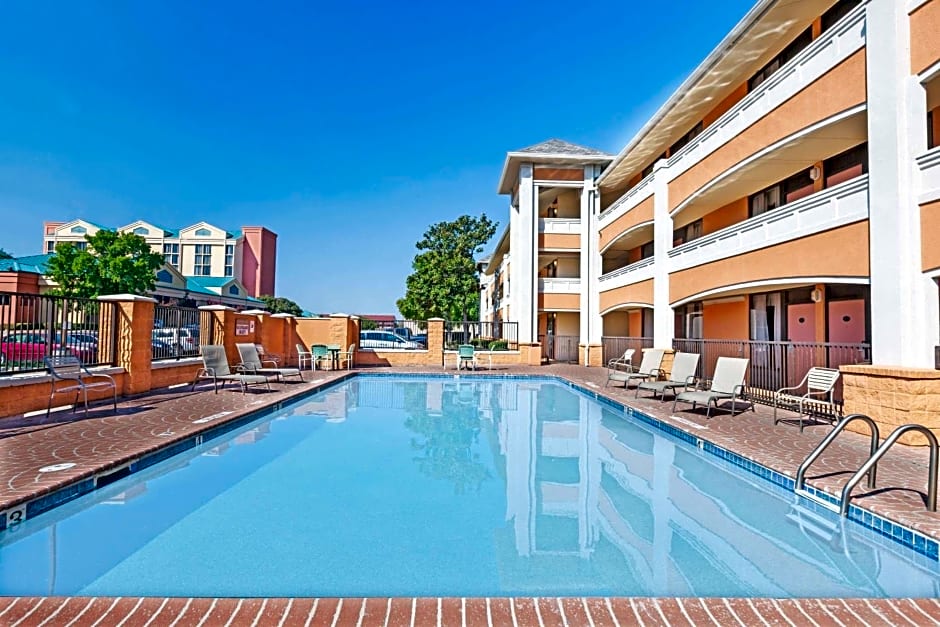Days Inn by Wyndham Irving Grapevine DFW Airport North