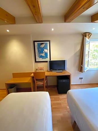 Family Room (2 Adults + 2 Children)