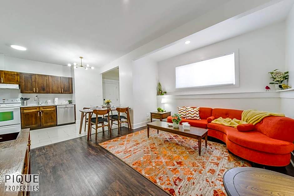 Tropical Oasis - King Beds - Free Netflix & Parking - Fast Wi-Fi