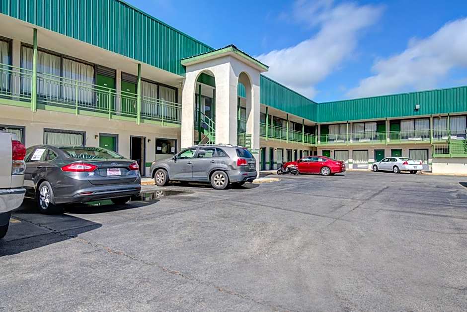 OYO Hotel Douglas GA US-441