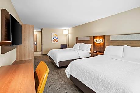 2 Queen Standard Communications Accessible