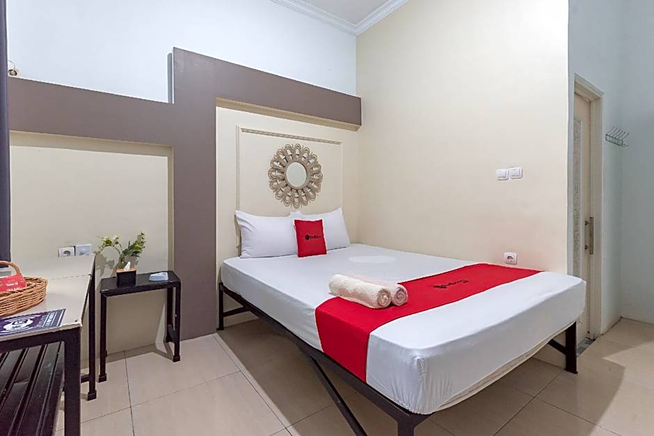 RedDoorz @ Jalan Otista Karawang