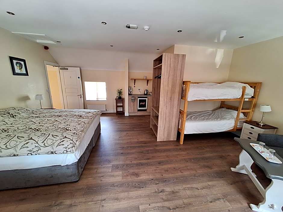 Ridge-Rock Accommodation