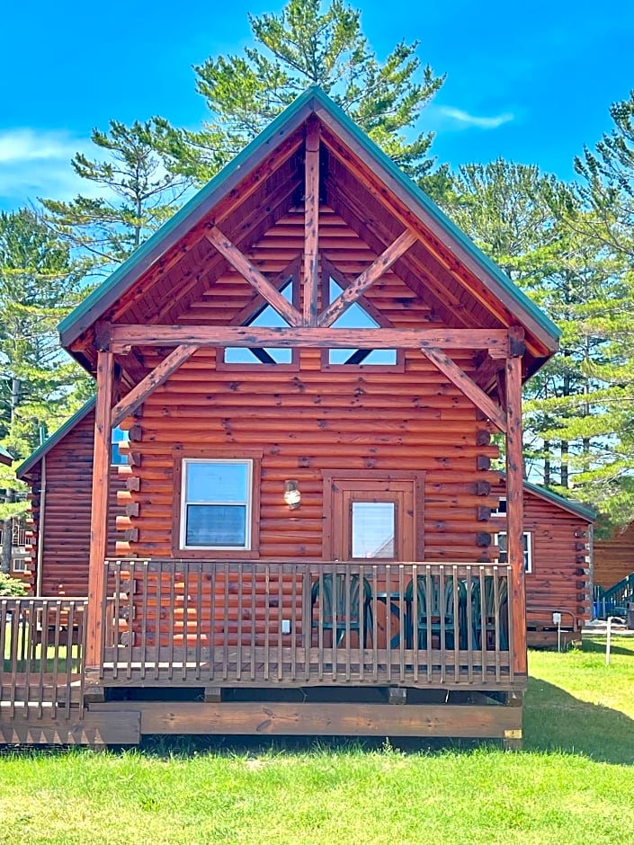 Cabins of Mackinaw & Lodge
