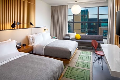 2 Qn Balcony Hearing Accessible Studio Suite