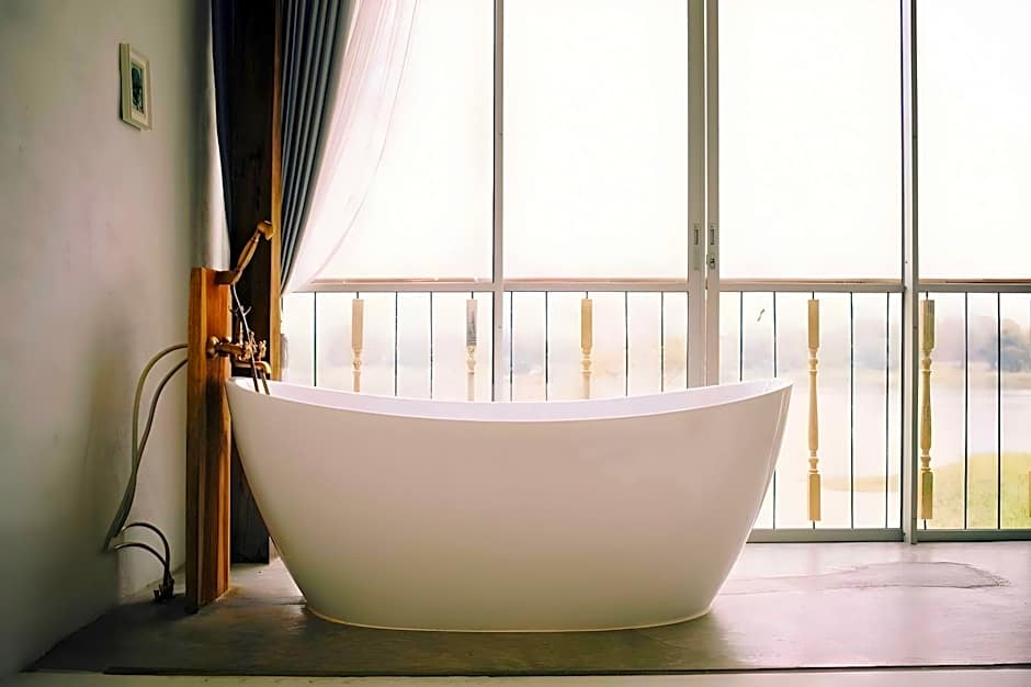 White Wall Riverfront Hotel