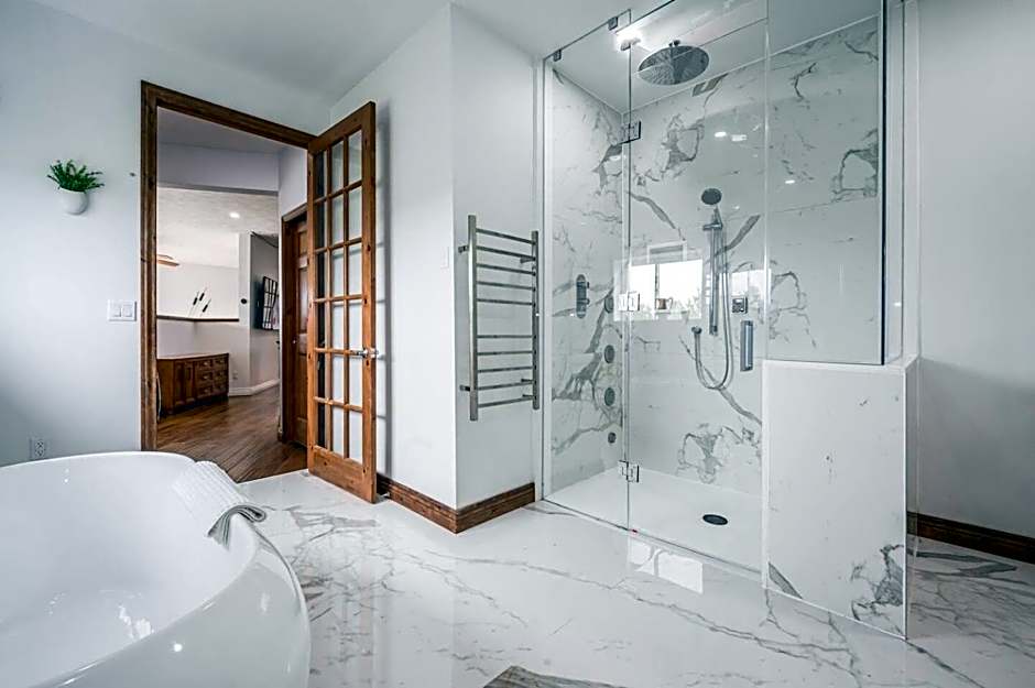 Stunning waterfront w spa dog run