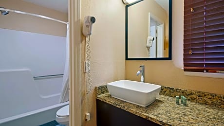 1 King Bed, Mobility Accessible, Bathtub, Non-Smoking, Continental Breakfast